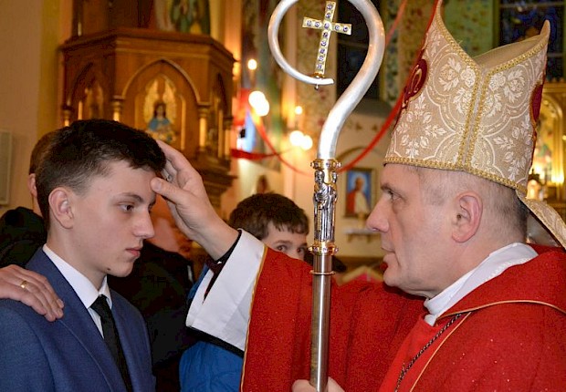 Wizytacja kanoniczna ks. bpa Stanisława Jamrozka- Msza Święta z sakramentem bierzmowania