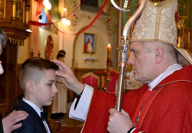 Wizytacja kanoniczna ks. bpa Stanisława Jamrozka- Msza Święta z sakramentem bierzmowania