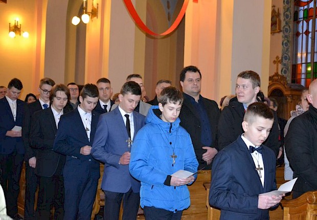 Wizytacja kanoniczna ks. bpa Stanisława Jamrozka- Msza Święta z sakramentem bierzmowania