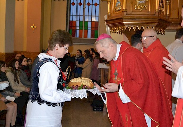 Wizytacja kanoniczna ks. bpa Stanisława Jamrozka- Msza Święta z sakramentem bierzmowania