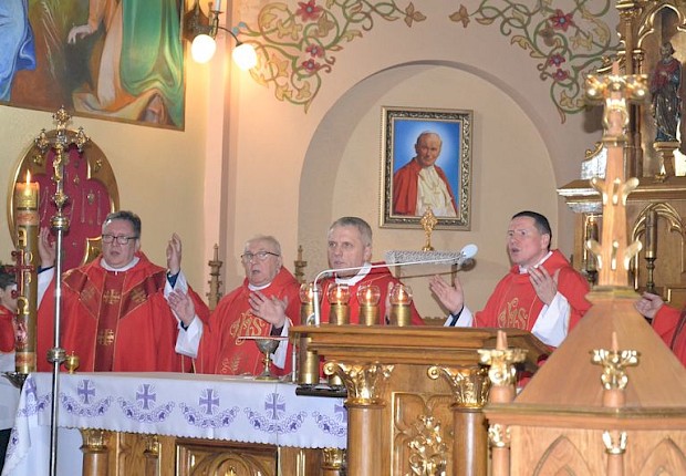 Wizytacja kanoniczna ks. bpa Stanisława Jamrozka- Msza Święta z sakramentem bierzmowania