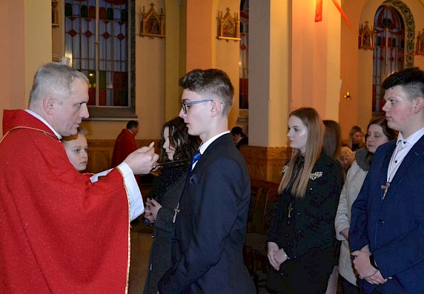 Wizytacja kanoniczna ks. bpa Stanisława Jamrozka- Msza Święta z sakramentem bierzmowania