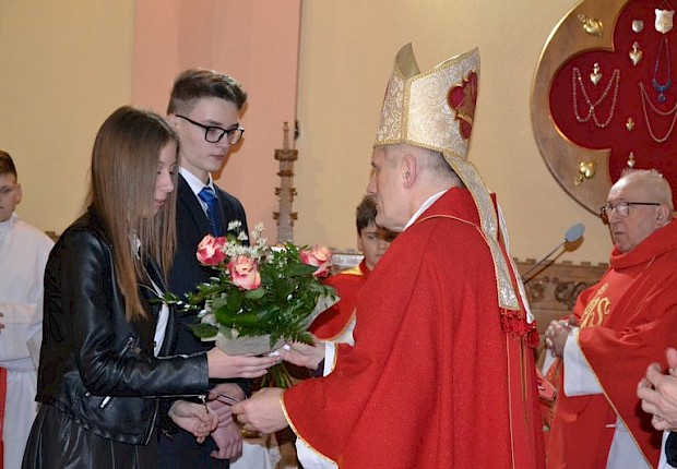 Wizytacja kanoniczna ks. bpa Stanisława Jamrozka- Msza Święta z sakramentem bierzmowania