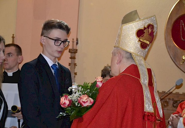 Wizytacja kanoniczna ks. bpa Stanisława Jamrozka- Msza Święta z sakramentem bierzmowania