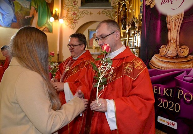 Wizytacja kanoniczna ks. bpa Stanisława Jamrozka- Msza Święta z sakramentem bierzmowania