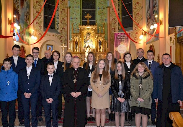 Wizytacja kanoniczna ks. bpa Stanisława Jamrozka- Msza Święta z sakramentem bierzmowania