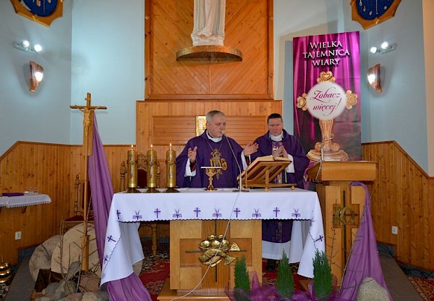 Wizytacja kanoniczna ks. bpa Stanisława Jamrozka- Msza Święta w Ożańsku