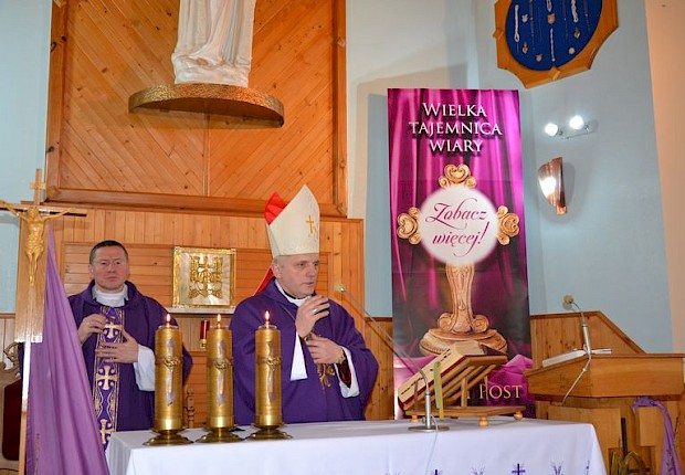 Wizytacja kanoniczna ks. bpa Stanisława Jamrozka- Msza Święta w Ożańsku