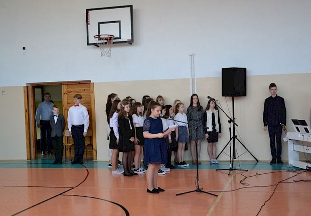 Wizytacja kanoniczna ks. bpa Stanisława Jamrozka - spotkanie w szkole