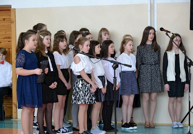 Wizytacja kanoniczna ks. bpa Stanisława Jamrozka - spotkanie w szkole