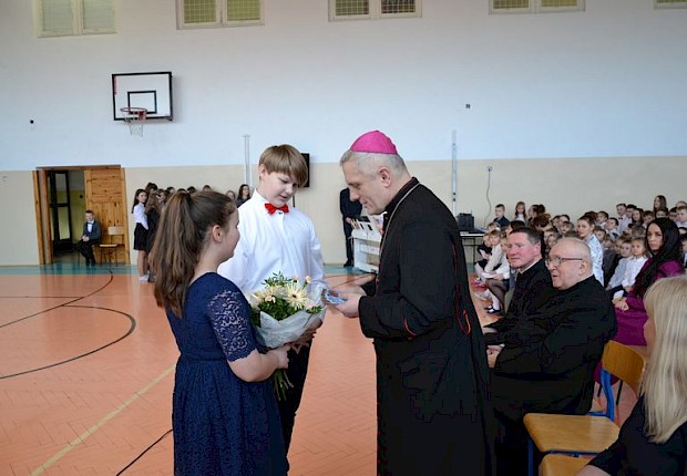 Wizytacja kanoniczna ks. bpa Stanisława Jamrozka - spotkanie w szkole