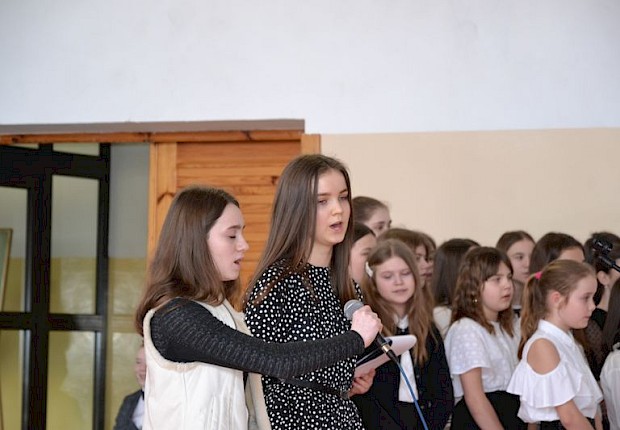 Wizytacja kanoniczna ks. bpa Stanisława Jamrozka - spotkanie w szkole