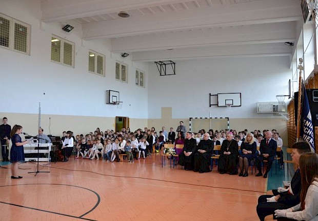 Wizytacja kanoniczna ks. bpa Stanisława Jamrozka - spotkanie w szkole