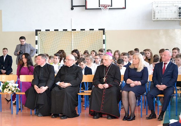 Wizytacja kanoniczna ks. bpa Stanisława Jamrozka - spotkanie w szkole