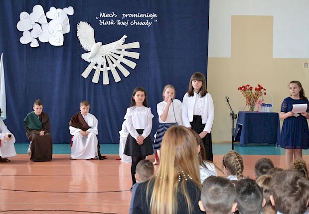 Wizytacja kanoniczna ks. bpa Stanisława Jamrozka - spotkanie w szkole