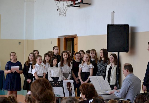 Wizytacja kanoniczna ks. bpa Stanisława Jamrozka - spotkanie w szkole