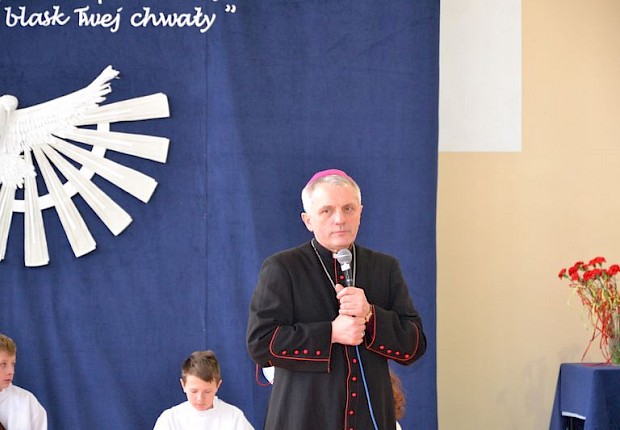 Wizytacja kanoniczna ks. bpa Stanisława Jamrozka - spotkanie w szkole