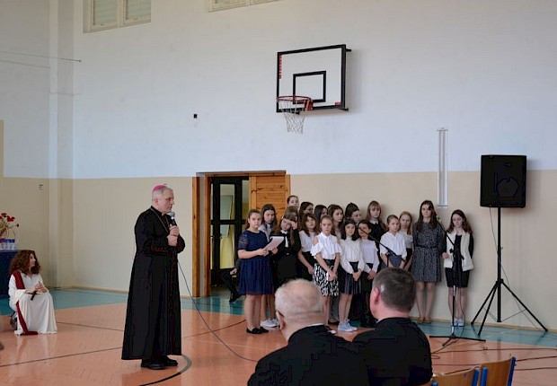 Wizytacja kanoniczna ks. bpa Stanisława Jamrozka - spotkanie w szkole