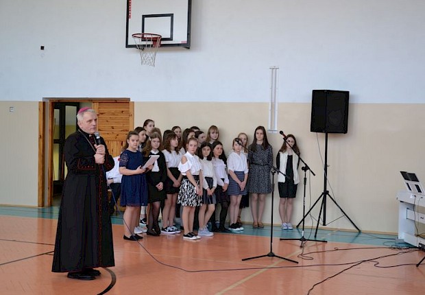 Wizytacja kanoniczna ks. bpa Stanisława Jamrozka - spotkanie w szkole