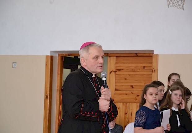 Wizytacja kanoniczna ks. bpa Stanisława Jamrozka - spotkanie w szkole