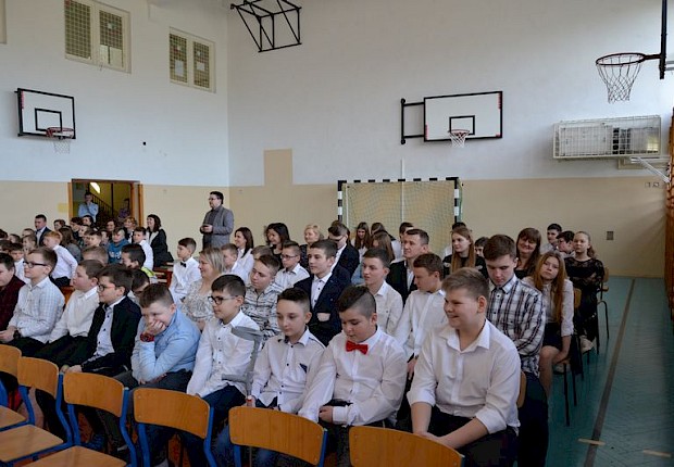 Wizytacja kanoniczna ks. bpa Stanisława Jamrozka - spotkanie w szkole