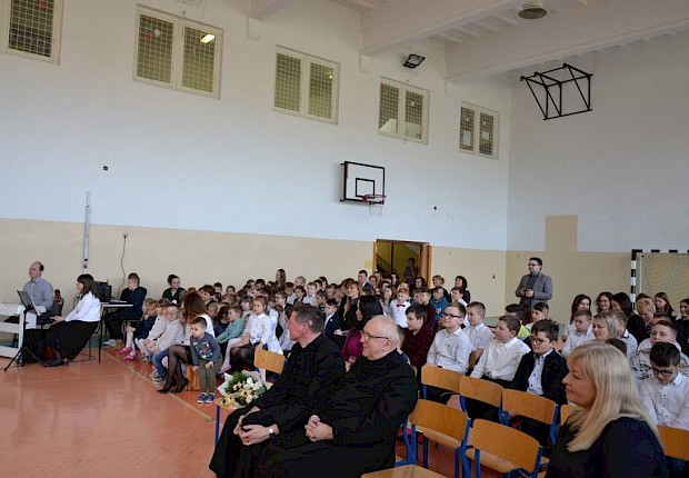 Wizytacja kanoniczna ks. bpa Stanisława Jamrozka - spotkanie w szkole