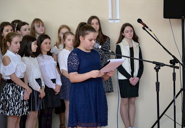 Wizytacja kanoniczna ks. bpa Stanisława Jamrozka - spotkanie w szkole