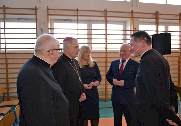 Wizytacja kanoniczna ks. bpa Stanisława Jamrozka - spotkanie w szkole