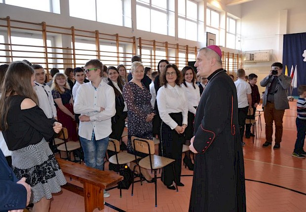 Wizytacja kanoniczna ks. bpa Stanisława Jamrozka - spotkanie w szkole