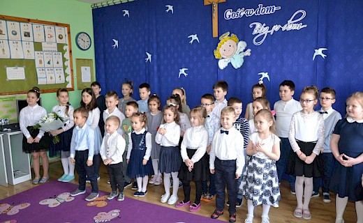 Wizytacja kanoniczna ks. bpa Stanisława Jamrozka- spotkanie w szkole