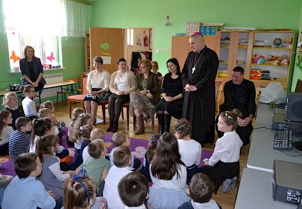 Wizytacja kanoniczna ks. bpa Stanisława Jamrozka- spotkanie w szkole
