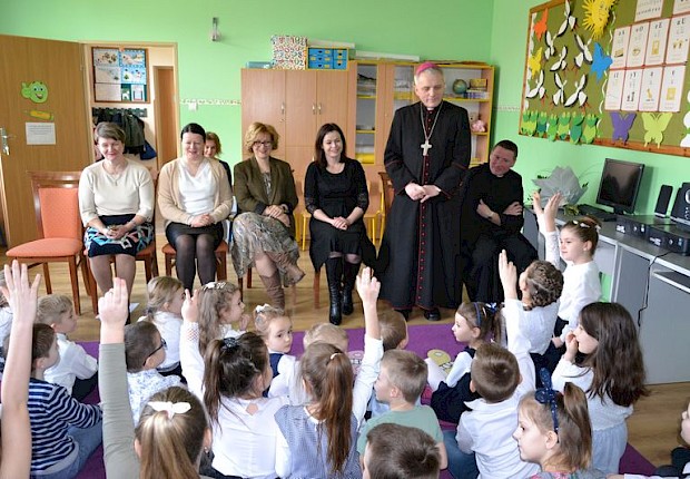 Wizytacja kanoniczna ks. bpa Stanisława Jamrozka- spotkanie w szkole