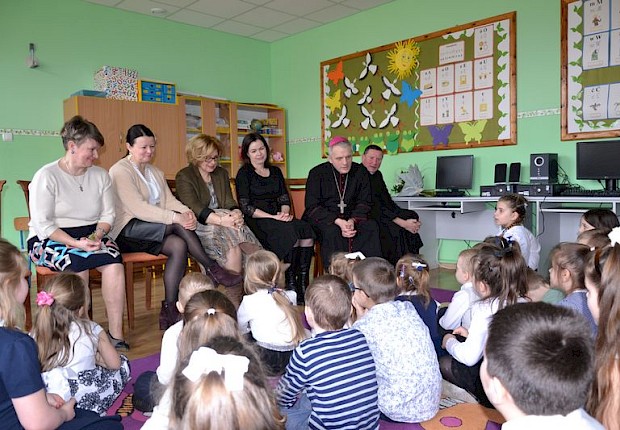 Wizytacja kanoniczna ks. bpa Stanisława Jamrozka- spotkanie w szkole