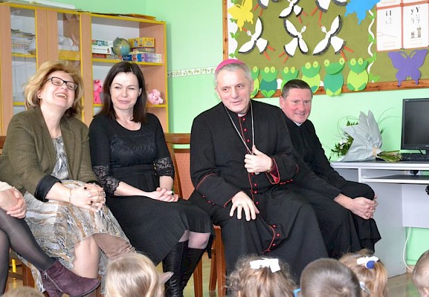 Wizytacja kanoniczna ks. bpa Stanisława Jamrozka- spotkanie w szkole