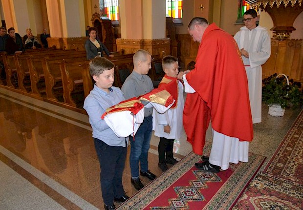 Przyjęcie kandydat&oacute;w do posługi ministranta