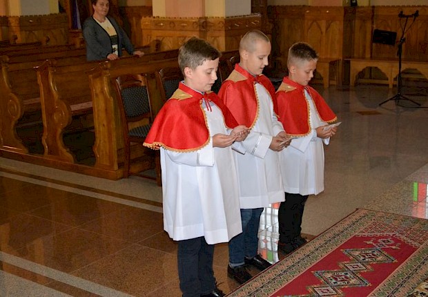 Przyjęcie kandydat&oacute;w do posługi ministranta