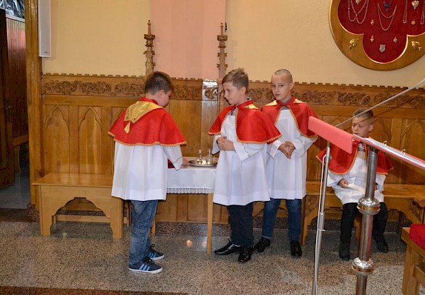 Przyjęcie kandydat&oacute;w do posługi ministranta
