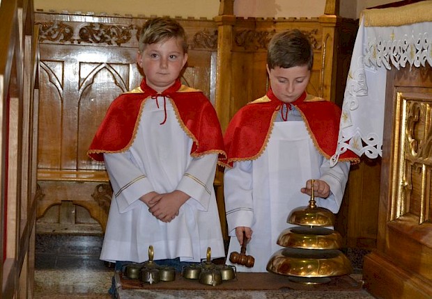 Przyjęcie kandydat&oacute;w do posługi ministranta