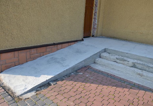 Zakończenie prac przy kościele parafialnym (drzwi i schody)