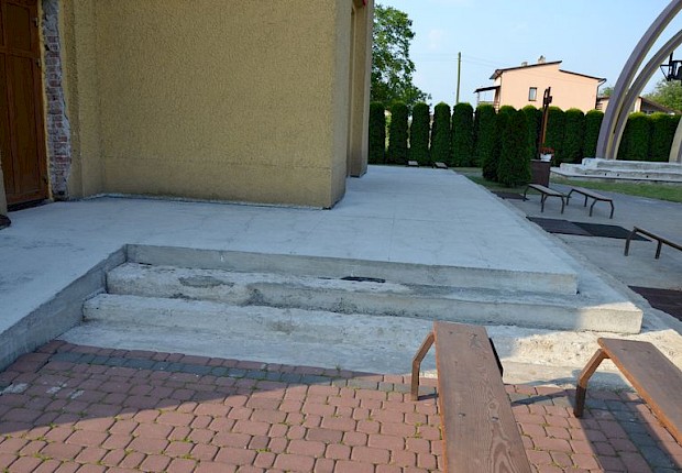Zakończenie prac przy kościele parafialnym (drzwi i schody)