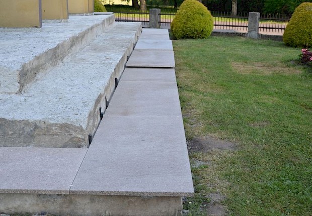 Zakończenie prac przy kościele parafialnym (drzwi i schody)