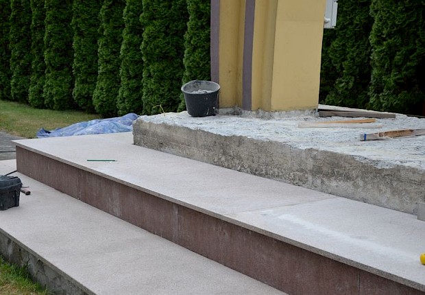 Zakończenie prac przy kościele parafialnym (drzwi i schody)