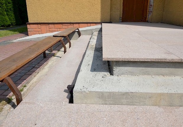 Zakończenie prac przy kościele parafialnym (drzwi i schody)