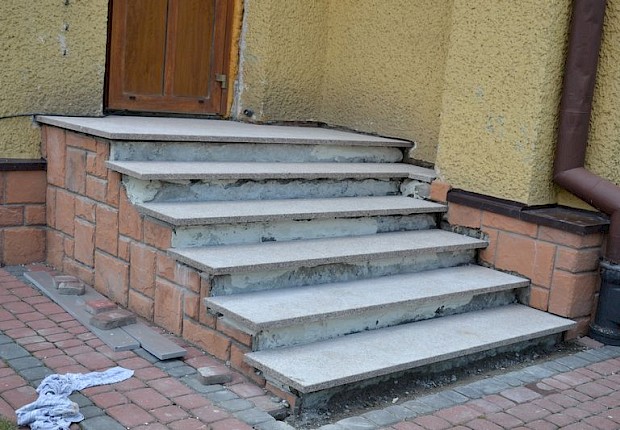 Zakończenie prac przy kościele parafialnym (drzwi i schody)