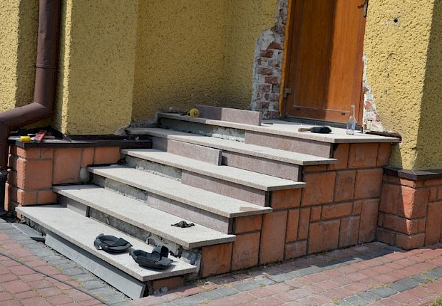 Zakończenie prac przy kościele parafialnym (drzwi i schody)