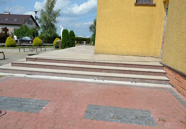Zakończenie prac przy kościele parafialnym (drzwi i schody)