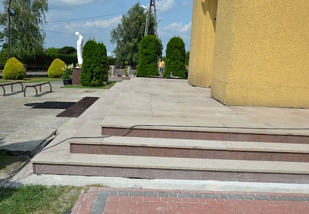 Zakończenie prac przy kościele parafialnym (drzwi i schody)