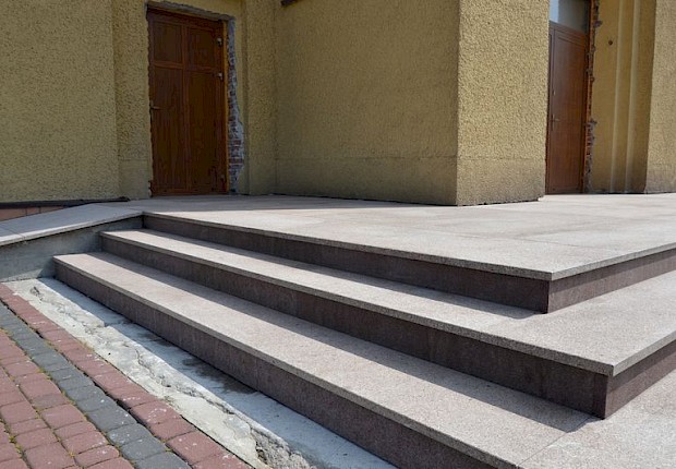 Zakończenie prac przy kościele parafialnym (drzwi i schody)