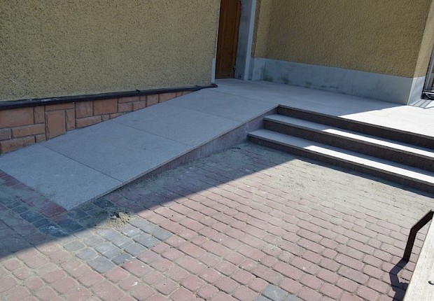 Zakończenie prac przy kościele parafialnym (drzwi i schody)