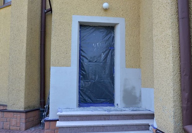 Zakończenie prac przy kościele parafialnym (drzwi i schody)